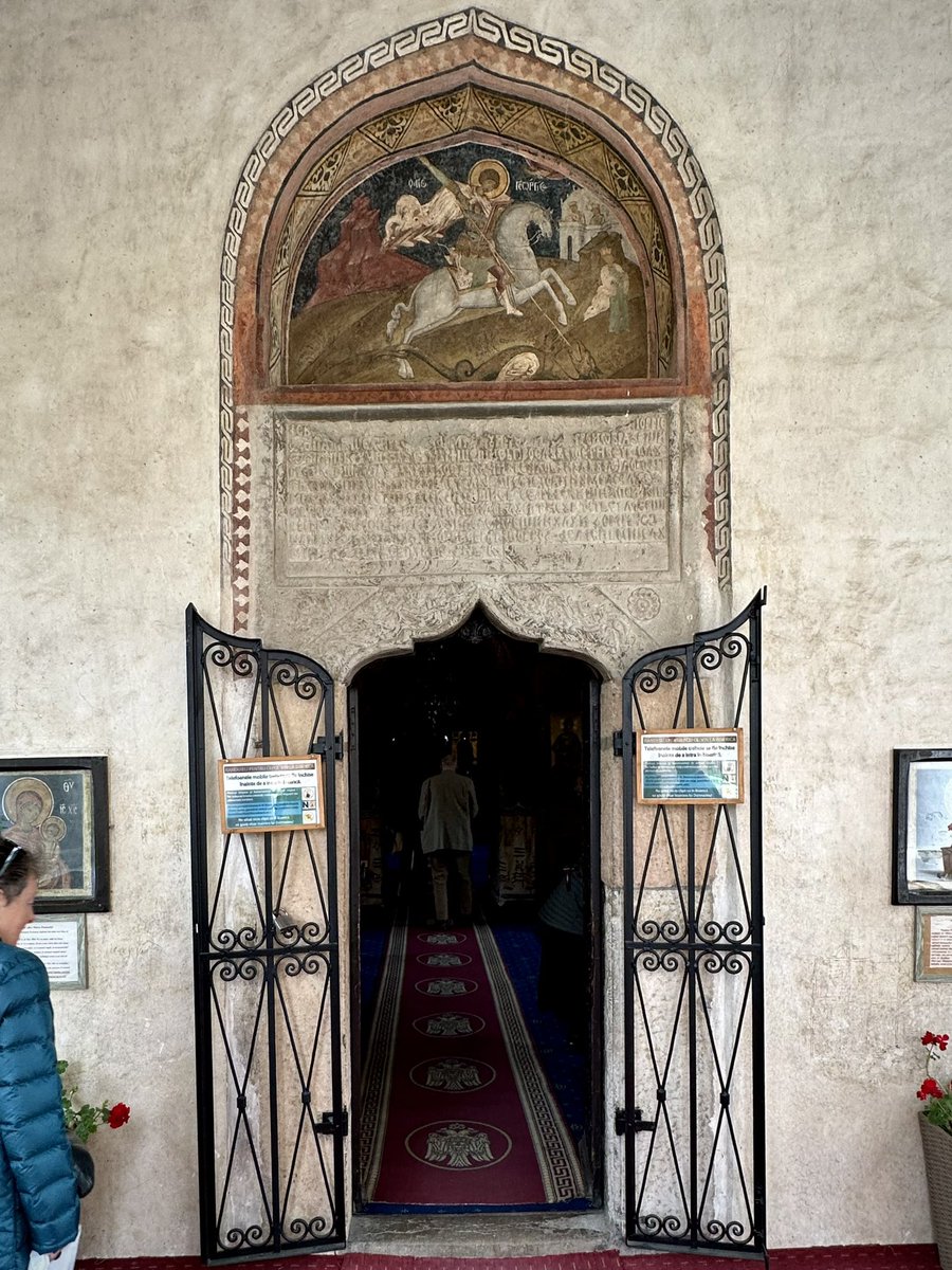 The Wallachian style portal of Mogosoaia Palace chapel, 1688. 10km north of Bucharest. #wallachianstyle #wallachian #wallachia #mogosoaiapalace #balkans #ottomanempire #southeasteurope #casedeepoca #valentinmandache