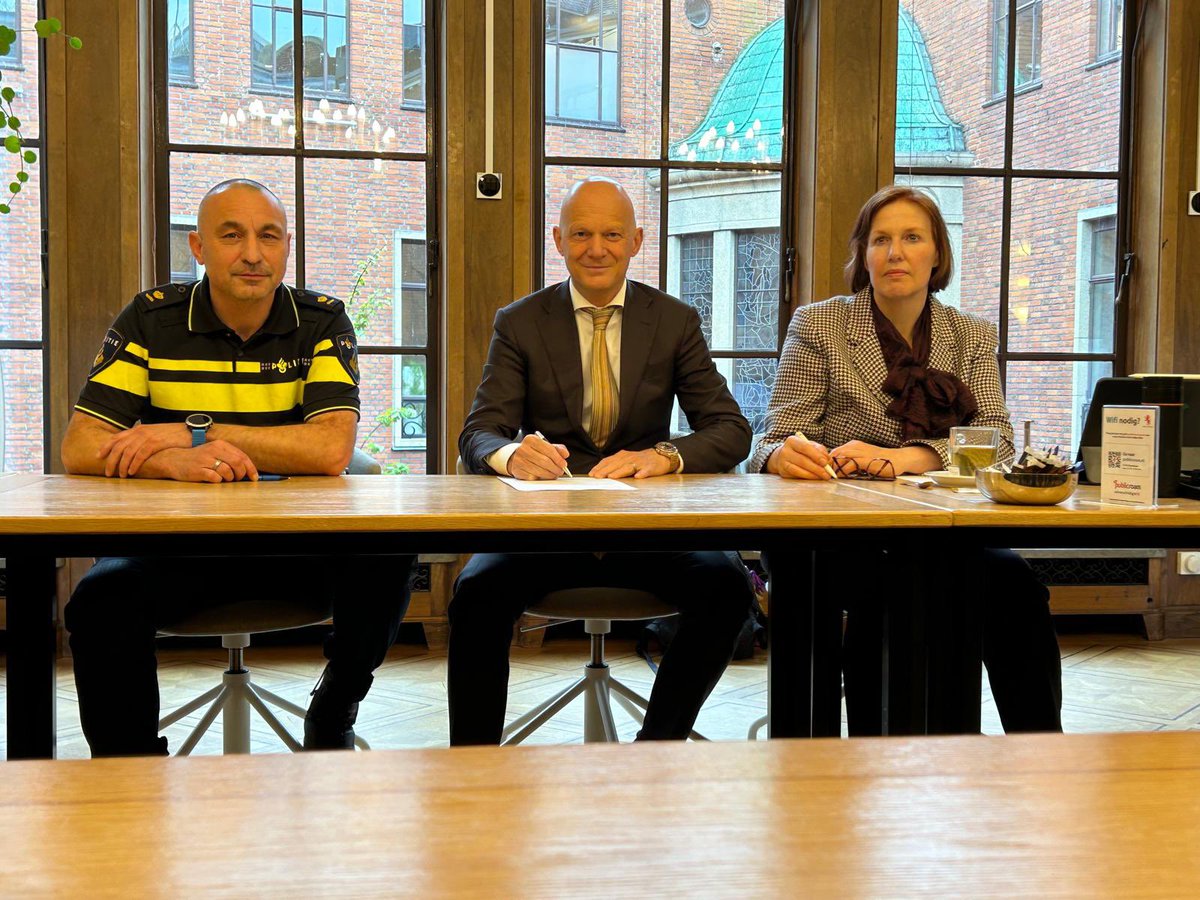 Weer een stap in het digitaal veiliger maken van Vlaardingen. OM, politie en gemeente hebben de handen ineen geslagen om de geldezelproblematiek aan te pakken. Geldezels zijn personen die hun bankgegevens ter beschikking stellen aan criminelen om gestolen geld weg te sluizen.