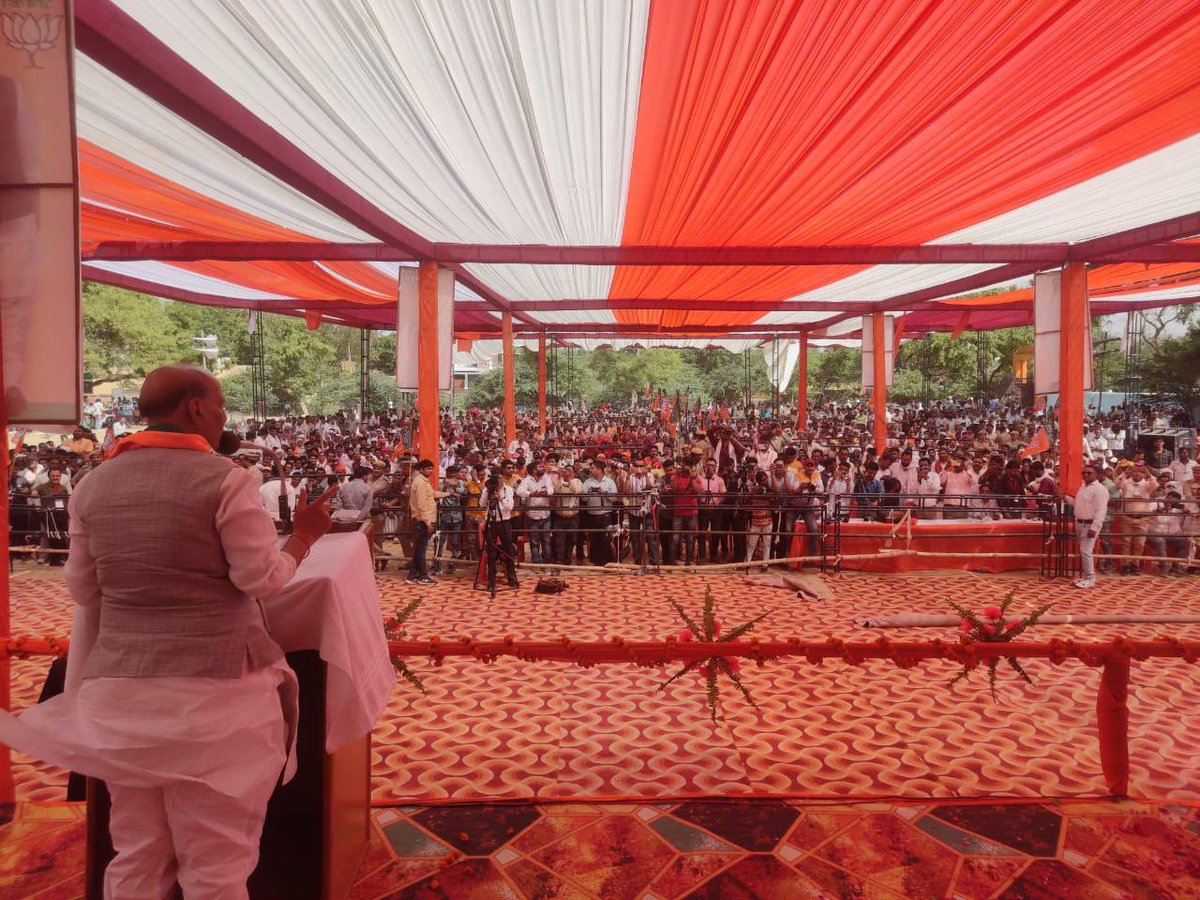 rajnathsingh's tweet photo. उत्तर प्रदेश के लखीमपुर खीरी और इटावा मे आज चुनावी जनसभाओं को संबोधित किया।
 
लोकसभा चुनावों में एनडीए 400 पार कर प्रधानमंत्री श्री नरेन्द्र मोदी जी के नेतृत्व में तीसरी बार भारतीय जनता पार्टी की सरकार बनने जा रही है।

आजादी के बाद उत्तर प्रदेश को जिस ऊंचाई हासिल होनी चाहिए थी, कांग्रेस और सपा वो नहीं कर पाए।उत्तर प्रदेश में मुख्यमंत्री योगी आदित्यनाथ के नेतृत्व की सरकार बनी है तब से उत्तर प्रदेश का कद और सम्मान बढ़ा है।

पहले उत्तर प्रदेश में कानून व्यवस्था की स्थिति खराब थी, लेकिन आज पूरा देश यह मानता है उत्तर प्रदेश में कानून व्यवस्था की स्थिति बहुत बेहतर हुई है। आज उत्तर प्रदेश 1 ट्रिलियन डॉलर की अर्थव्यवस्था बनने जा रहा है।

कांग्रेस पार्टी एक तरफ देश की गरीबी, बेरोजगारी और आतंकवाद मिटाने की बात करती है और दूसरी ओर गरीबों परिवारों को विरासत में मिले धन को सरकारी खजाने में डालने की बात करती है। कांग्रेस देश की जनता की आँखों में धूल झोंक रही है।

https://t.co/AI9tDapakZ
