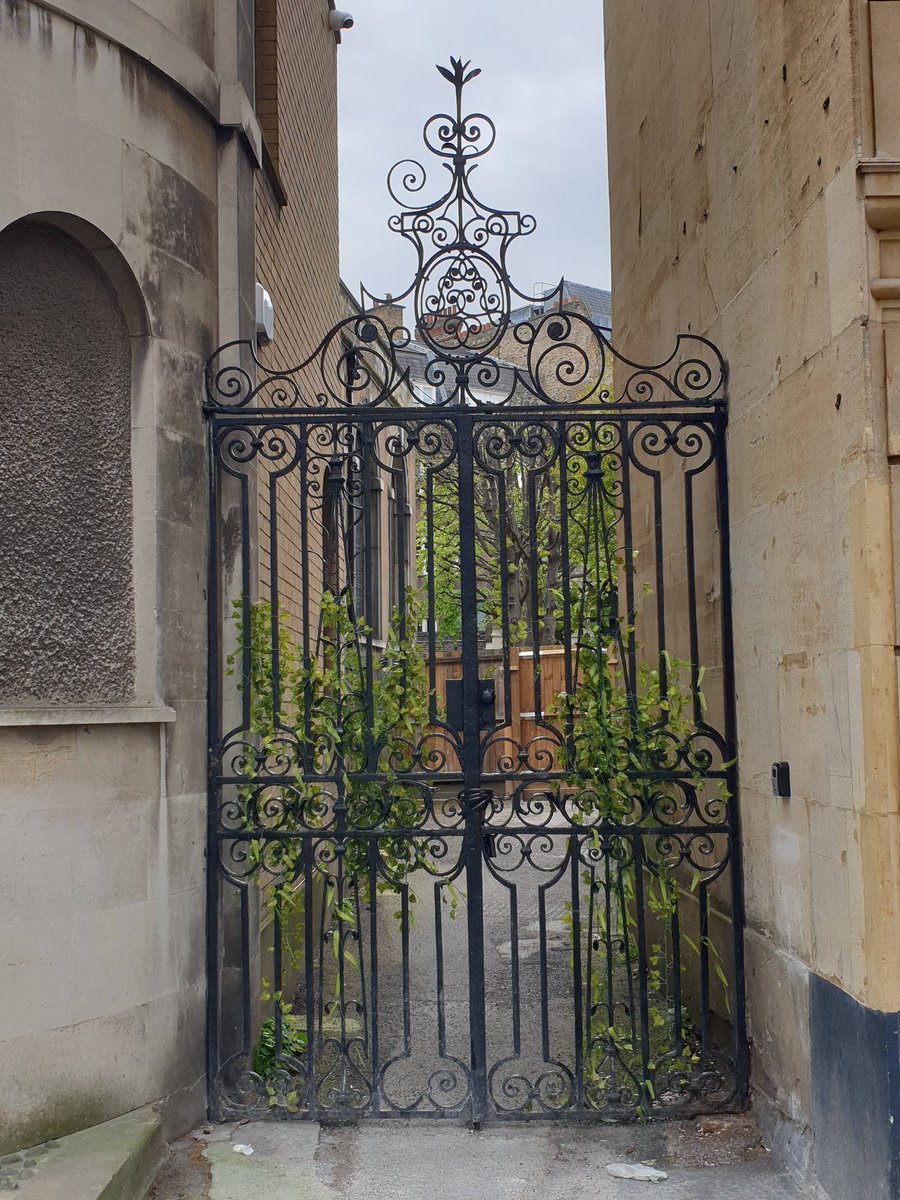 Gates to Holy Sepulchre Church graveyard. To the left is a watch-house originally built in 1791 to prevent grave robbers (St Bartholomew's Hospital just opposite 😉). Destroyed in 1942 and replica rebuilt in 1962 #thursgate @LoveOfGates #architecturephotography #streetsoflondon