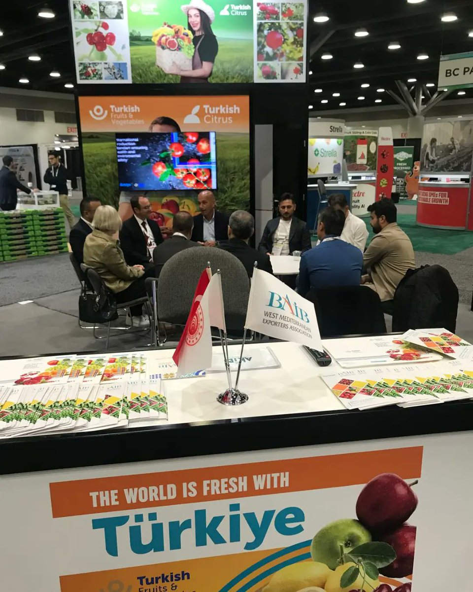 Birliğimiz Kanada Vancouver'da düzenlenen ve yaş meyve sebzede bölgenin en önemli fuarı olan CPMA Fuarına katıldı Birliğimiz ve Bölgemiz fuarda Başkan Yardımcımız Ramazan Keskin, Yönetim Kurulu Üyelerimiz Cüneyt Doğan, Mehmet Ali Can ve Mahmut Alkan tarafından temsil edildi