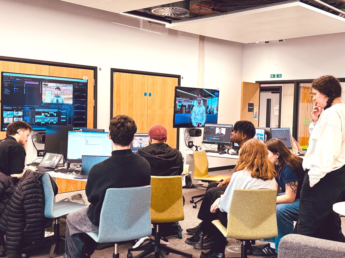 Impressive opening TV news day with our second year @sheffjournalism students and a sound masterclass to polish the editing 👏🏽 Setting those standards and that story and content bar high - onto the next one we go! 🌟