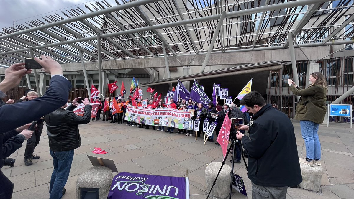 I’ve been lucky during my placement with @ScotlandRCM to spend some time at the Scottish Parliament - managed to pick an interesting day to go! Was able to see the work of trade unionists today campaigning for fair pay for social care workers @ScottishTUC