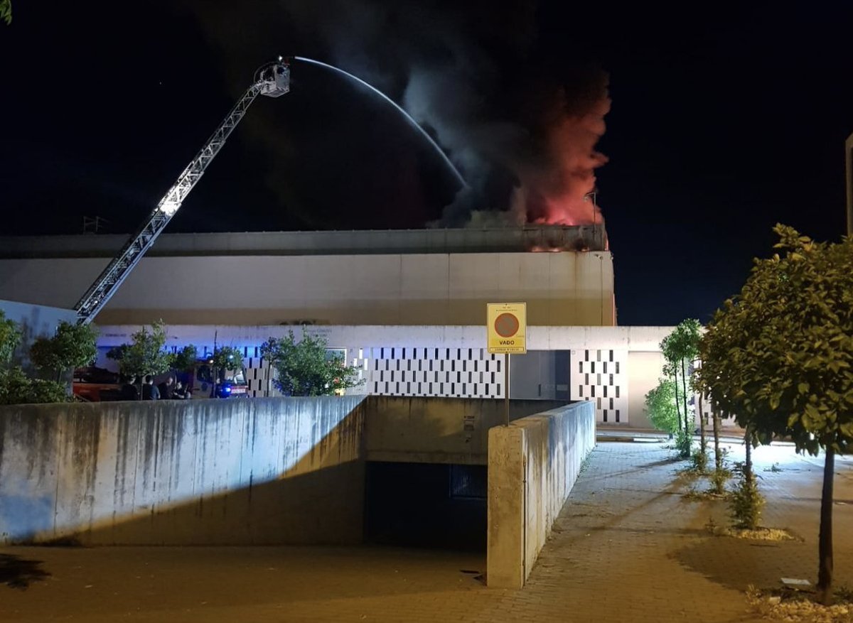 00:25 h. (24 Abril) #Bomberos extinguió un incendio declarado en una nave industrial situada en la Av. de la Ingeniería #Sevilla. Intervino #PolicíaSevilla y @policia que investiga el siniestro. #SeguridadCiudadana @Ayto_Sevilla