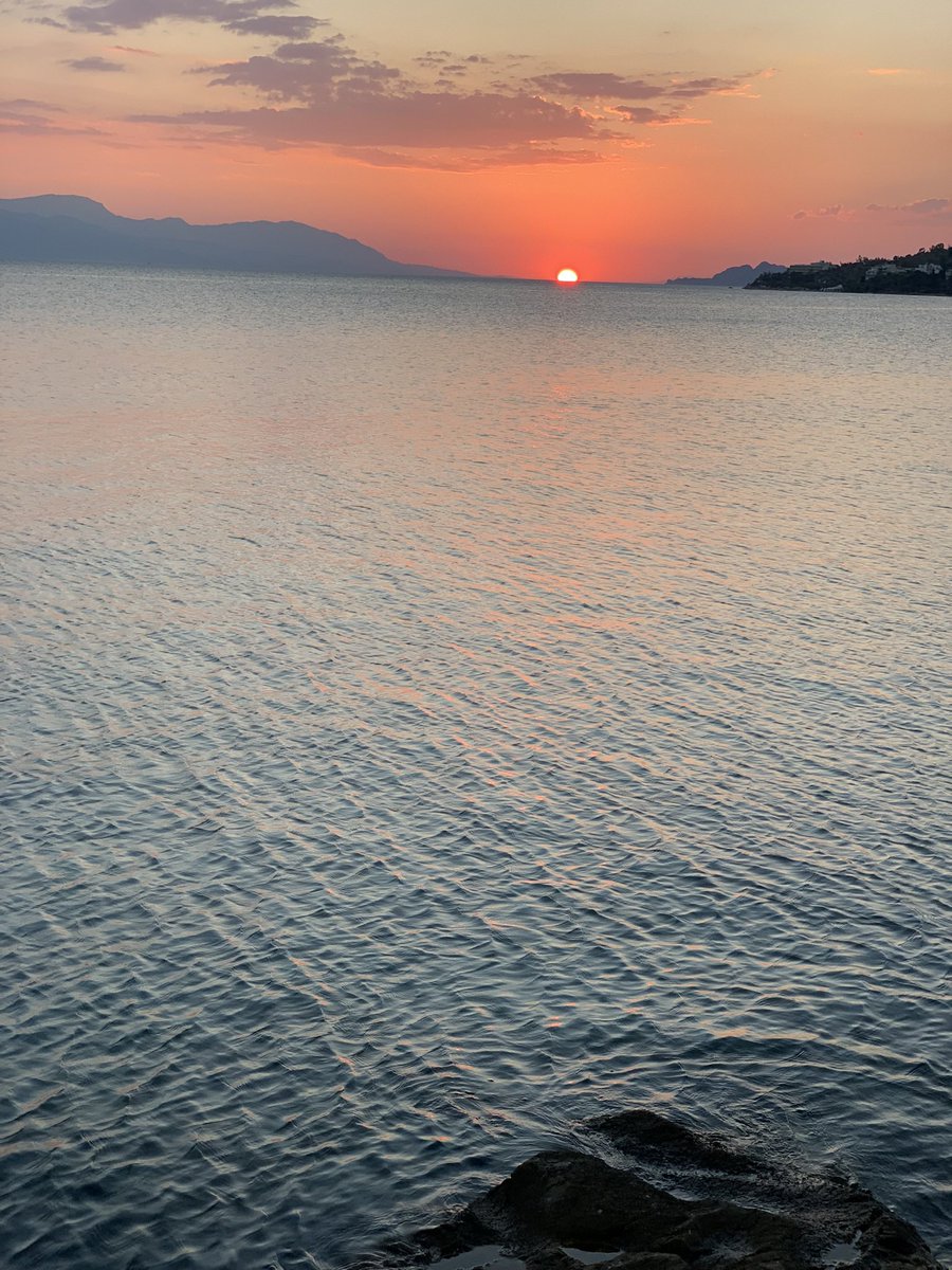 pavv1000's tweet photo. In love with wonderful places and sunsets. Only good vibes ❤️ 

#GoodVibes #sunset #SunsetObsession #vacation #vacationmode #love #sea #MemoriesMatter #relaxing #free #sunsetclub #summer #madness #feelings #LifeLessons #life https://t.co/OvNf8AXz4X