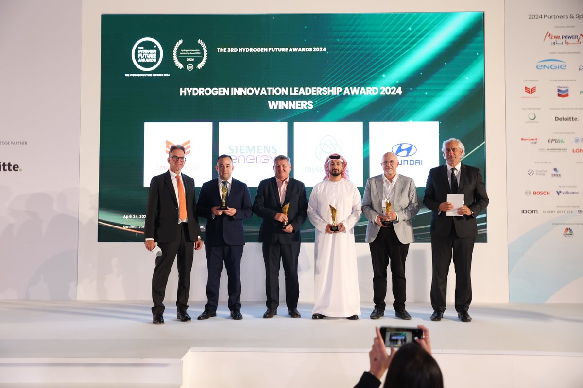 thyssenkrupp erhält den 'Hydrogen Innovation Leadership Award 2024' auf der Connecting Green Hydrogen MENA in Dubai. 🏆💧 Eine Anerkennung für Unternehmen, die mit #Innovationen die #Wasserstoffindustrie vorantreiben. 💡🤝