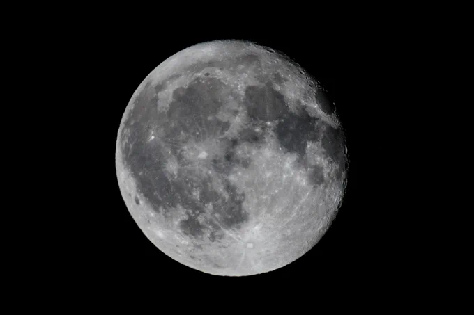 月がキレイに見えるので撮ってみた
レンズは「とりライフ」の高崎くんと同じもの
BORG77EDⅡ×1.4倍テレコンバーター
(トリミング済み) 