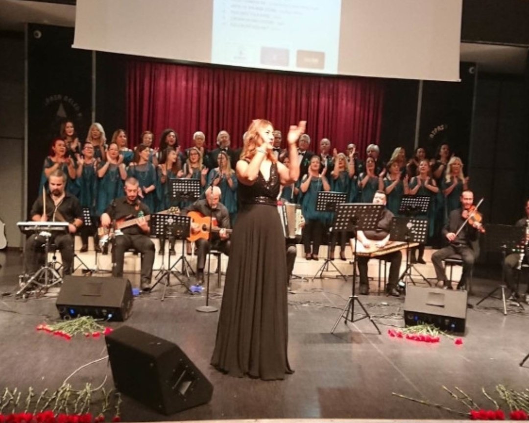 kalpkrizleri's tweet photo. Antalya'da Armoni Müzik Topluluğu Koro Şefi Arzu Dede, arabayla seyir halinde iken yaşadığı baş dönmesi ve görme bozukluğu sebebiyle kaldırıldığı hastanede beyin damarlarında tıkanıklık olduğu ve pıhtı attığının anlaşıldığını ve hastanede tedavisinin devam ettiğini duyurdu. 25.04.2024