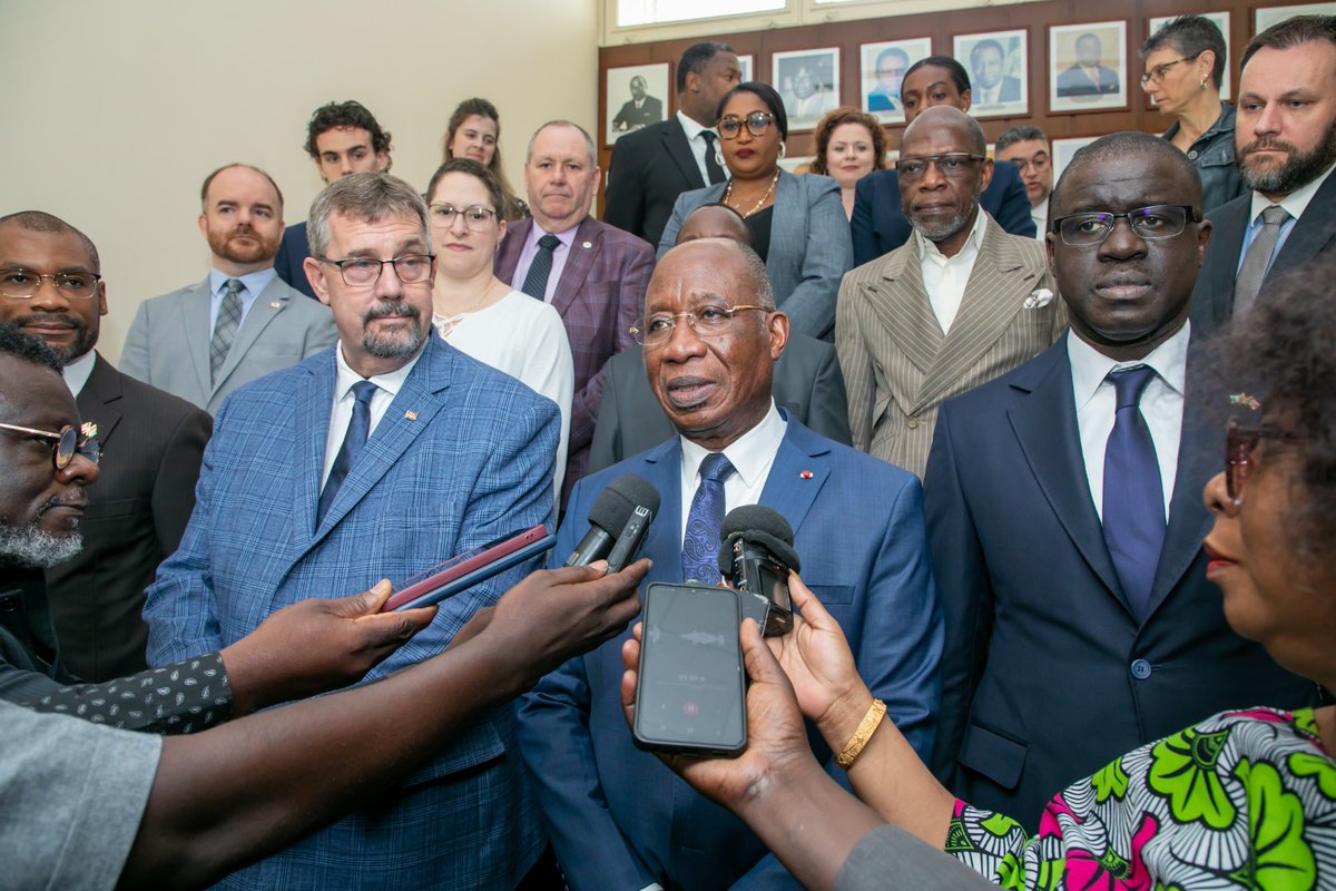 Signature, ce jeudi 25 avril 2024, d’un accord entre la Côte d’Ivoire et la Province canadienne du Nouveau-Brunswick dans le domaine de la formation professionnelle, dans la salle de conférences du cabinet du ministère des Affaires Etrangères à Abidjan. @CanEmbCI