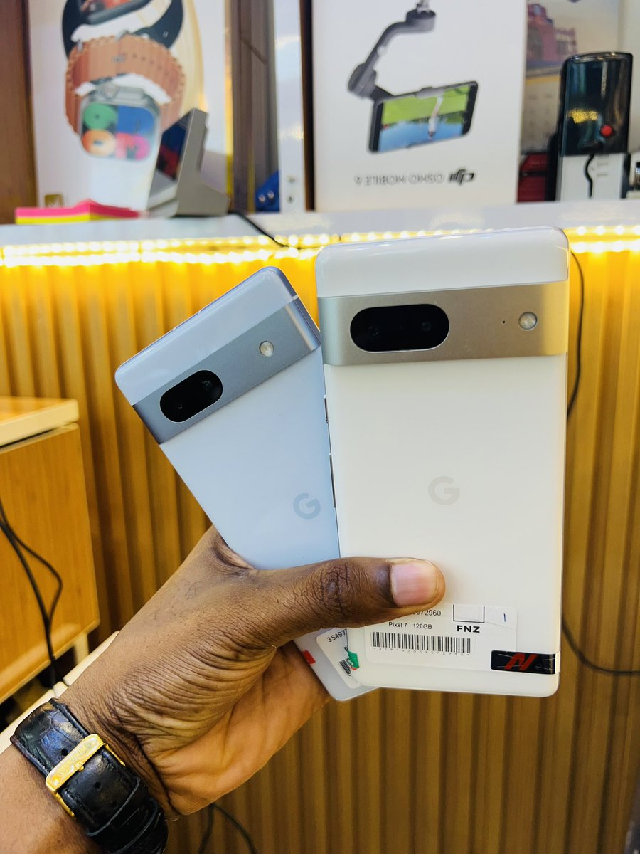 Hapa utaruka na rangi ipi? Tukikupa zawadi Hii ni GOOGLEPIXEL 7A 128GB grade A Utaipata dukani kwetu kwa 750,000 tu 📞wa.me/255769277507