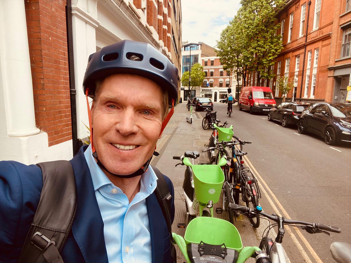 It’s difficult to keep up an exercise routine when traveling for work. — If you’re short on time between meetings, put on a helmet and hop on a @limebike. Quick, efficient, fun, and climate friendly! 🚲 #LondonLovesCycling