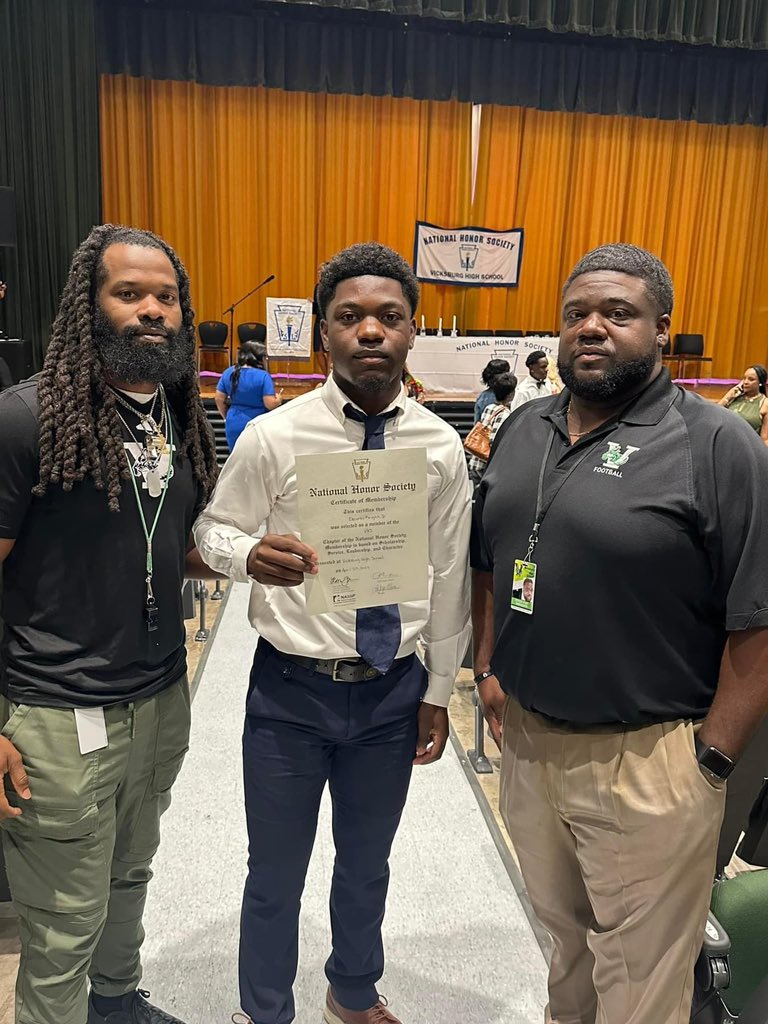 DecoreyJr's tweet photo. ⭐️Key Club Member 
⭐️DECA Club Member 
⭐️National Honor Society 
⭐️National Technical Honor Society https://t.co/usRZ2TBPFL