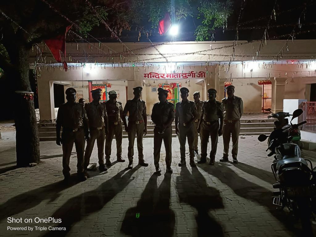 #DCP_NORTH🚔👮‍♂️ महोदय के निर्देशन में #लोकसभा_निर्वाचन_2024 व अपराध एवं अपराधियों पर अंकुश लगाने हेतु थाना महिंगवा पुलिस बल द्वारा थाना क्षेत्रान्तर्गत पैदल गश्त कर आमजन को सुरक्षा का एहसास कराया गया। @Uppolice @lkopolice @LoJcp @abijith_ips18