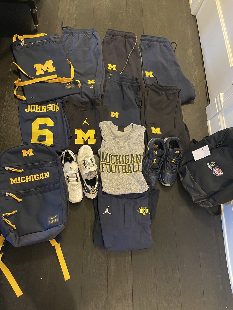 Michigan Fans! Dropping some of my gear on @theplayerstrunk at 8pm ET tonight sign up below with your email to get notified when it drops ⬇️ theplayerstrunk.com/pages/corneliu…