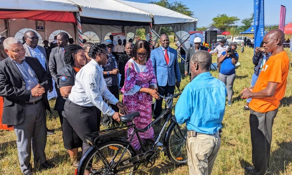 🇿 @PATHtweets staff were delighted to join @mohzambia's #WorldMalariaDay celebration! From delivering ITNs and bikes to leaders to sharing #Zambia's progress to #endmalaria, today's event was a great commemoration of #Zambia's progress against #malaria! #MalariaEndsWithMe 🦟