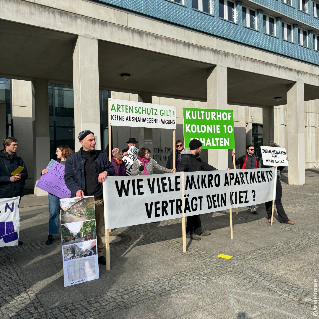 Demo für den Erhalt der <a href="/kolonie10/">Kolonie10</a> heute vor der #bvvmitte: Der grüne Kulturort soll Luxusapartments weichen. Wir unterstützen die Initiative dabei, keine Ausnahmegenehmigung erteilen zu lassen, die Pläne des Investors zu prüfen und in den Austausch mit Stadtrat Gothe zu gehen.