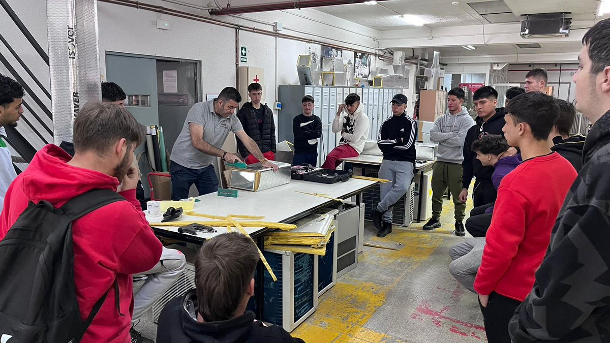 🧑‍🔧 Nuestro alumnado de #fp de 2º del #CFGB de #fabricacionymontaje participa en unas jornadas de formación sobre montaje de conductos de aire con la tecnología #climaver 
Formación facilitada por <a href="/ISOVERes/">Isover aislamiento</a> 
#estudiarenalcala #estudiarenelmachado #formacionprofesional