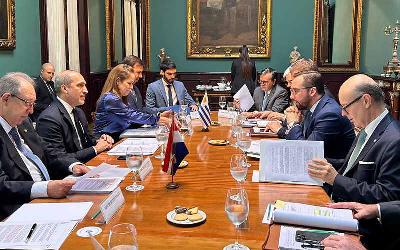 Paraguay y Uruguay fortalecen cooperación en Reunión del Mecanismo de Consultas Políticas, acordando impulso en comercio, infraestructura y seguridad. ➡️lc.cx/4Jb60k