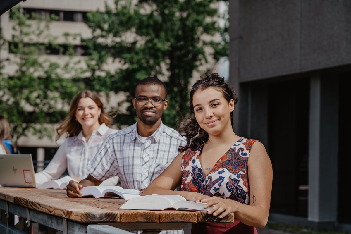 Toujours en hésitation sur votre choix de cours pour cet été? ☀️ Si le droit international pénal vous intéresse, inscrivez-vous au cours DRT-7062: Procédure et preuve en droit international pénal, offert par le professeur Thomas Roos.👇 ulaval.ca/etudes/cours/d…