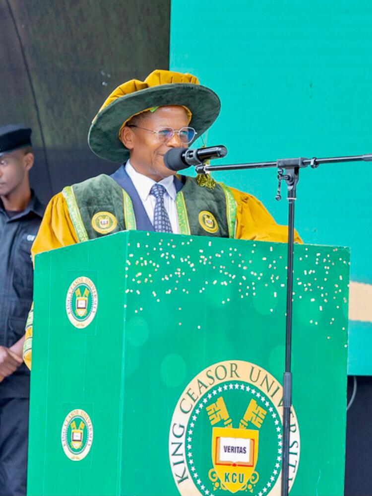 Yesterday at KCU's graduation, Hon. John Muyingo, State Minister for Higher Education, expressed gratitude to Chancellor King Ceasor for sponsoring numerous students who may have otherwise missed out on higher education. #kingceasoruniversity #EducationForAll 🎓📚