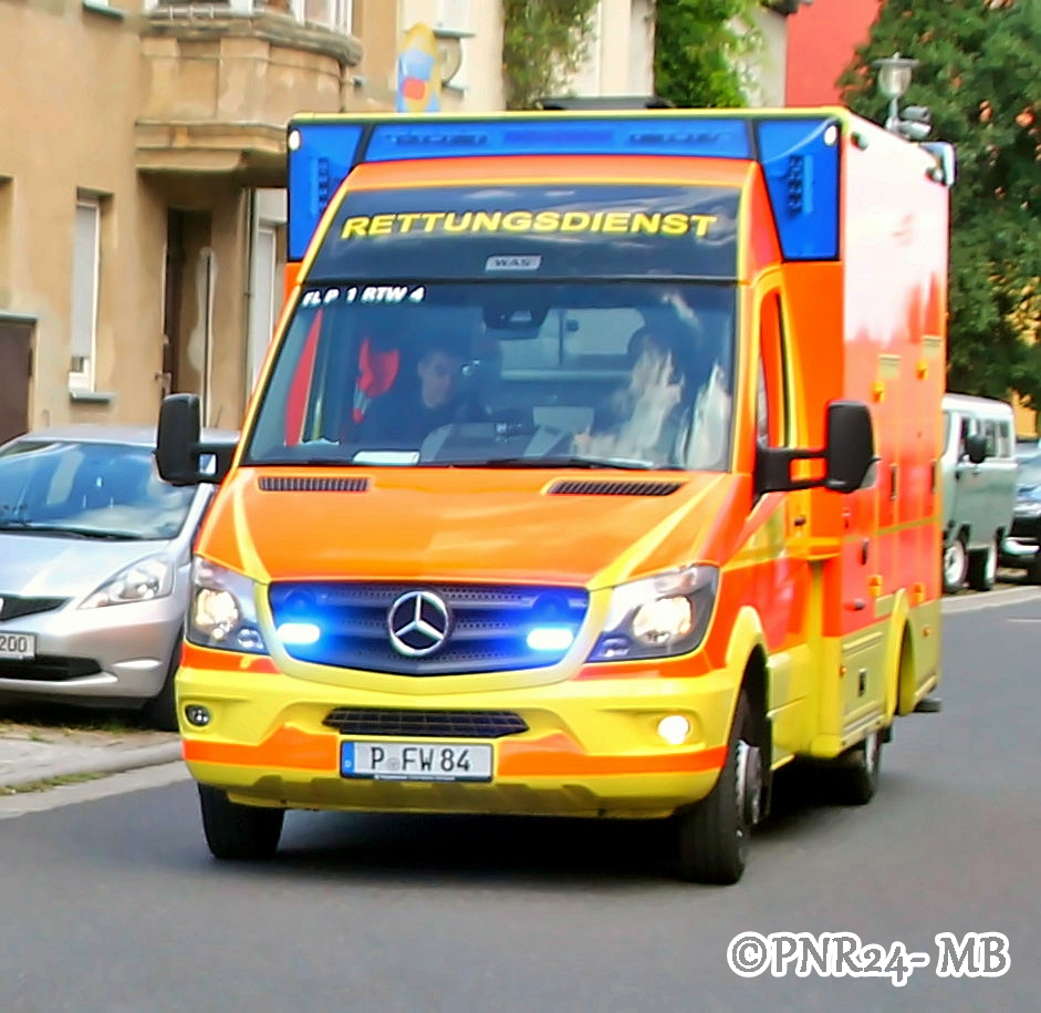 Verkehrsunfall am Fußgängerüberweg: #Senftenberg  An einem Fußgängerüberweg in der Otto-Nuschke-Straße kam es am Mittwoch gegen 18:00 Uhr zu einem Verkehrsunfall zwischen einem PKW cityreport.pnr24-online.de/verkehrsunfall… #Blaulicht #LandkreisOberspreewaldLausitz #Polizei #Brandenburg #News