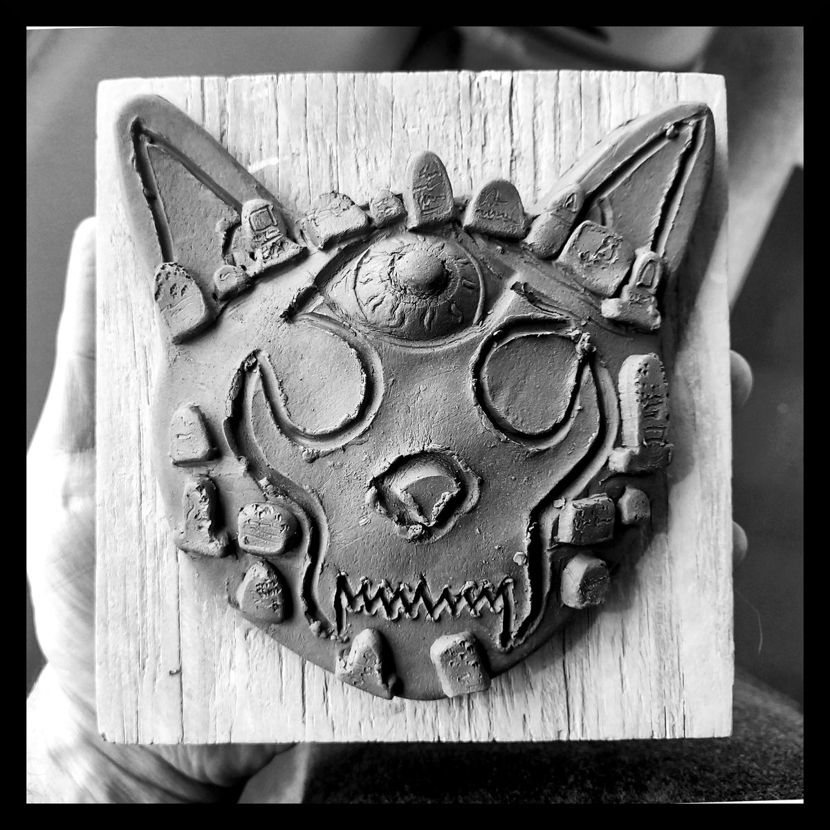 aberrantceramic's tweet image. Skull Cat with Gravestones 
#CatsOfTwitter #ArtistOnTwitter #graveyard