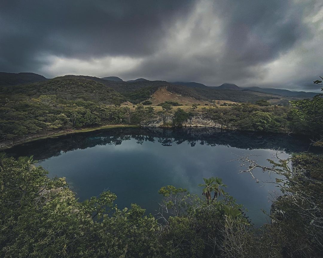 Sumérgete en las profundidades de Chiapas y descubre sus hermosos paisajes.  
📸 avchiapas 👏  
📍 Cenote de Chucumaltik, Chiapas   
#elpuntoesComitán #pasionxmexico #mexico_amazing #wanderlustmaps #canonmexicana #wu_mexico #identidadevisual #mexicomaravilloso #visualsoflife