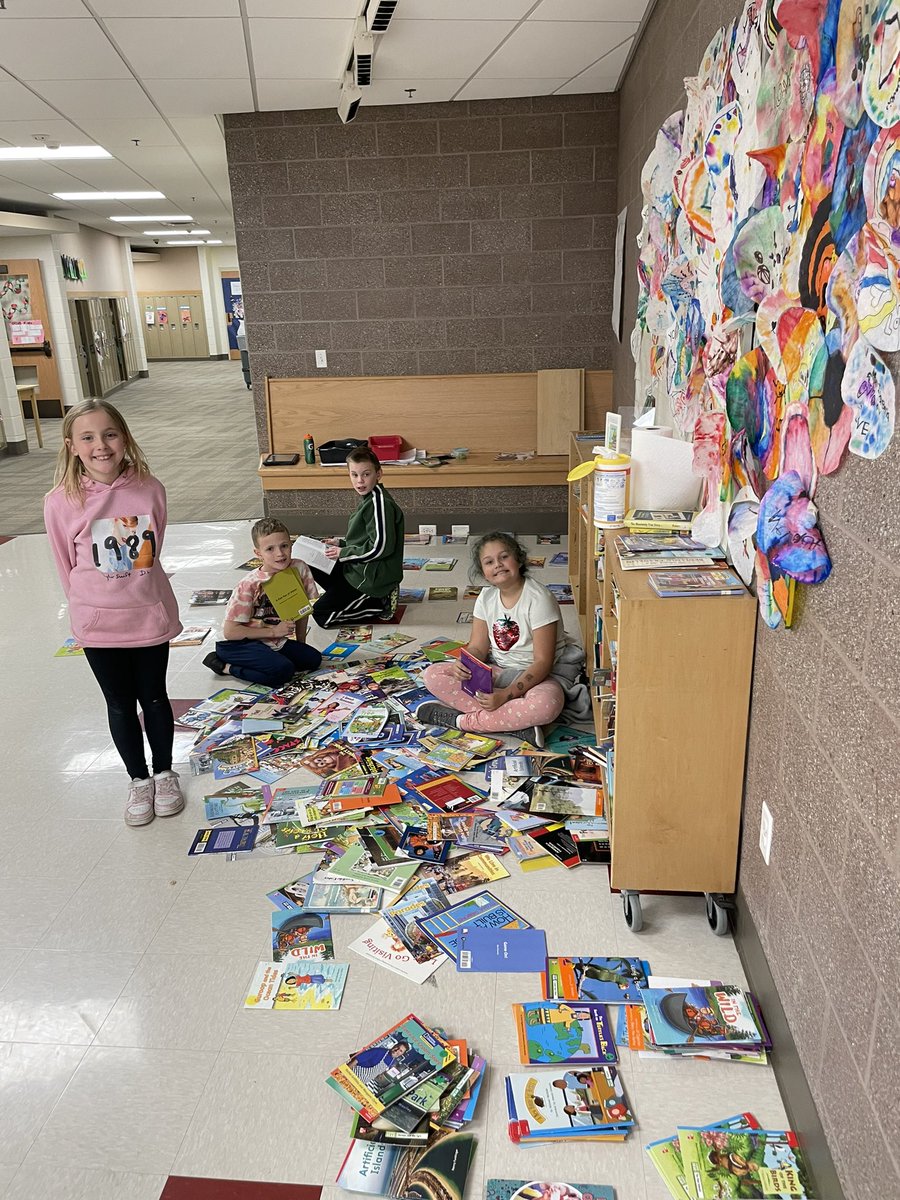 What helpful students helping to organize the books 📚 in our lower elementary hallway!