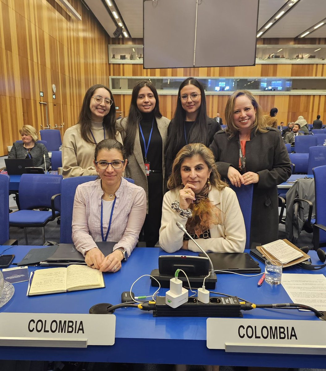 🇨🇴 avanza con la presencia de mujeres en los temas espaciales🚀🛰️ La delegación de Colombia, en la Subcomisión Legal de COPUOS, está conformada exclusivamente por mujeres👩🏻‍🔧🧑🏽‍🚀🧑🏼‍✈️ Animamos a más mujeres a vincularse en estos temas y agradecemos a las delegadas de @FuerzaAereaCol