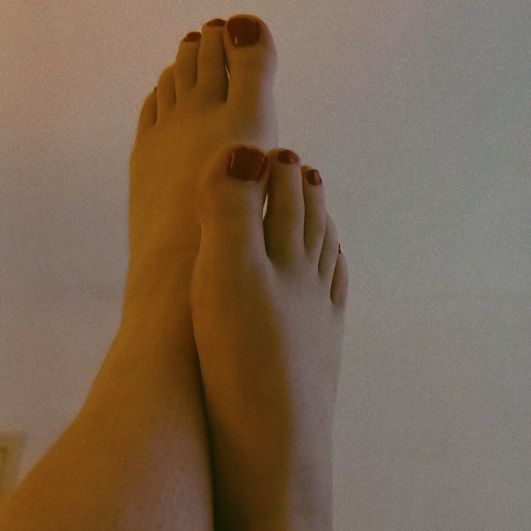 Klaar om jou te verwennen, stuur me x #voeten #red #sexy #findomgodess #dirtytalk