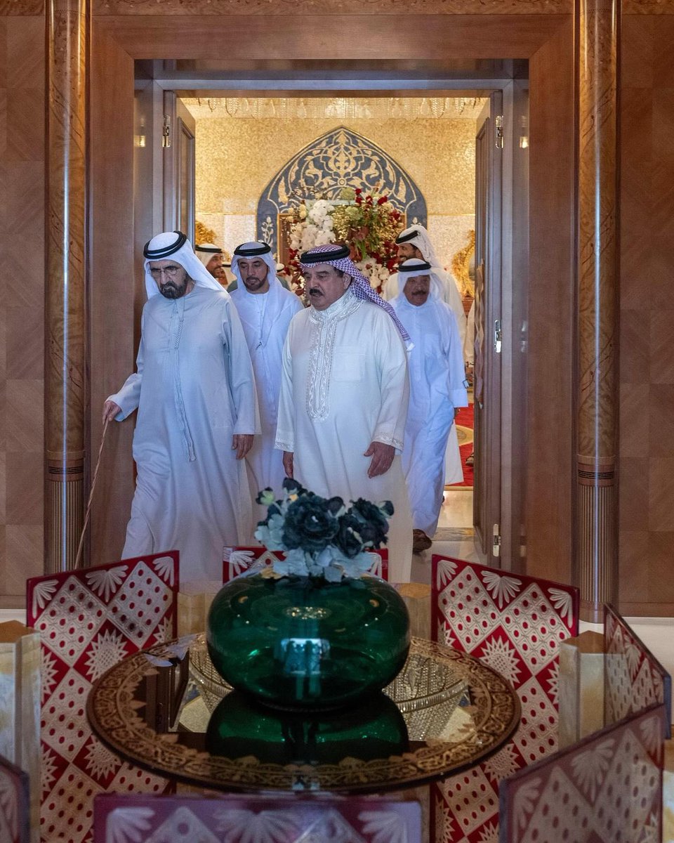 محمد بن راشد يلتقي ملك البحرين في مقر إقامته في أبوظبي، ويستعرض معه سبل تعزيز الشراكة الاستراتيجية بين البلدين وسبل دفعها قدماً