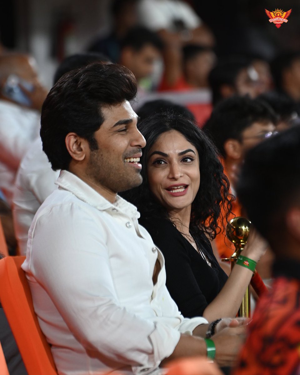 CricketFeedIN's tweet photo. Allu Sirish at Uppal 

#SRHvsRCB #TodayRCB #ViratKohli
#SunrisersHyderabad #JioCinema #Hyderabad #Patidar #Unadkat #AbhishekSharma https://t.co/bSzB6n6b5j
