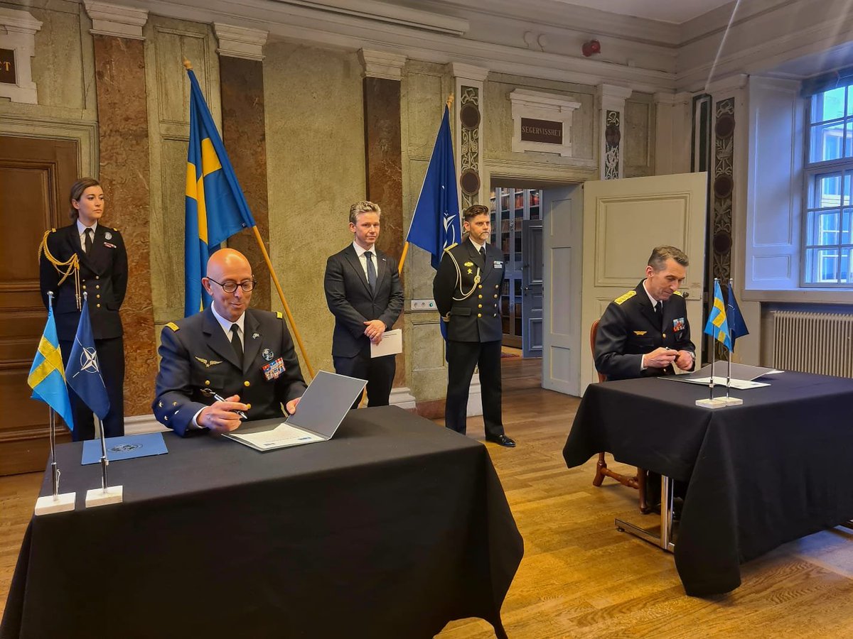 🇸🇪 Sweden strengthens our #CollectiveSecurity!
Following political membership, their forces are already interoperable with #NATO thanks to 30 years of close cooperation.  
Delighted today to sign the military integration with General Byden, 🇸🇪 Chief of Defence, and in the