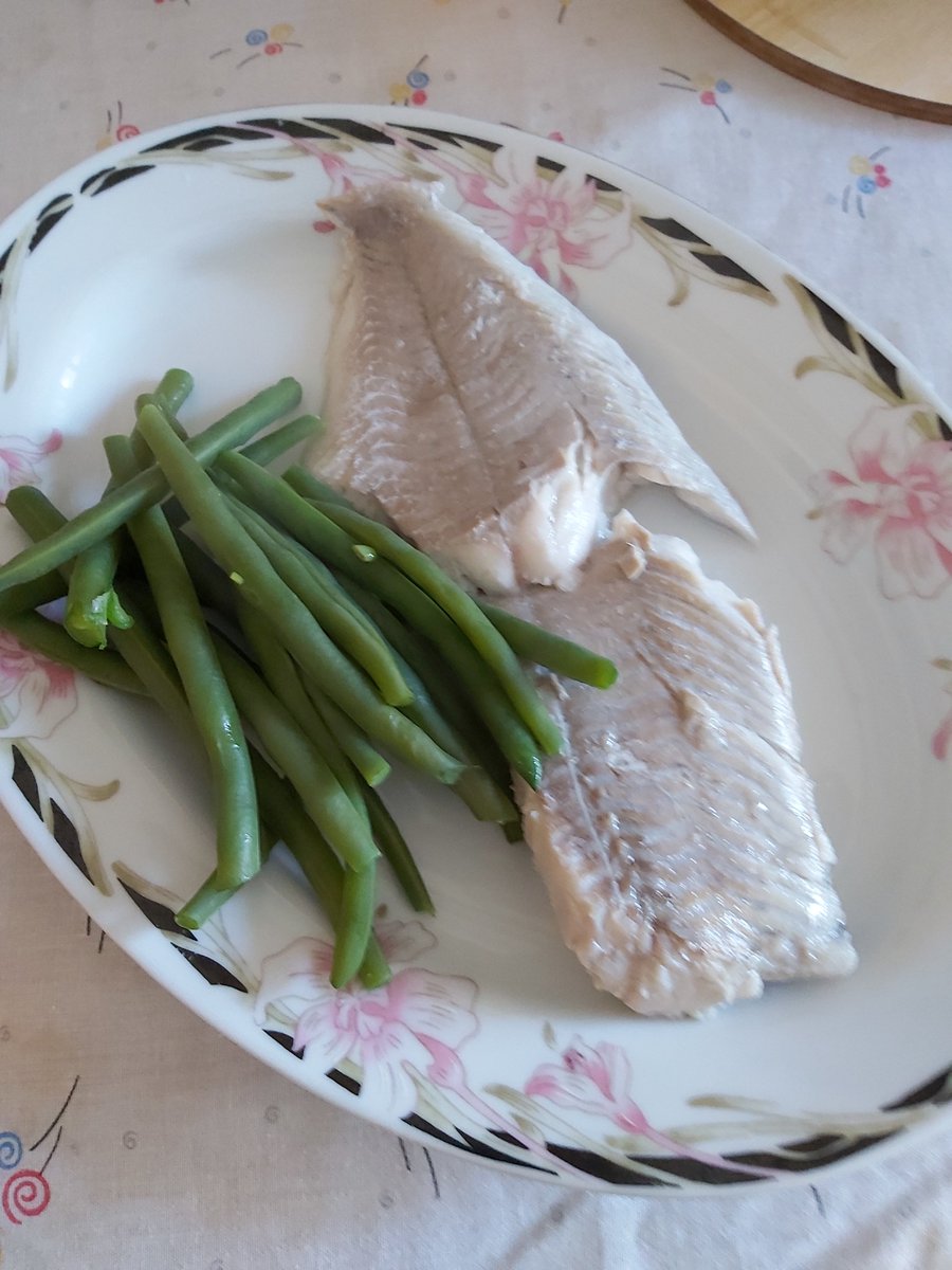 Filet de lieu noir accompagné d'haricots verts.