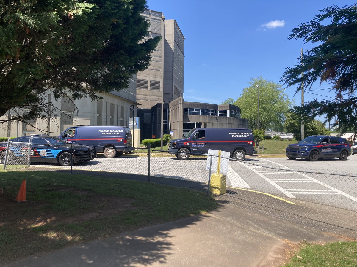 EmoryEcological's tweet photo. Prisoner transport arriving at DeKalb Co. Jail. We believe these are our students. https://t.co/YDZVJQUryz