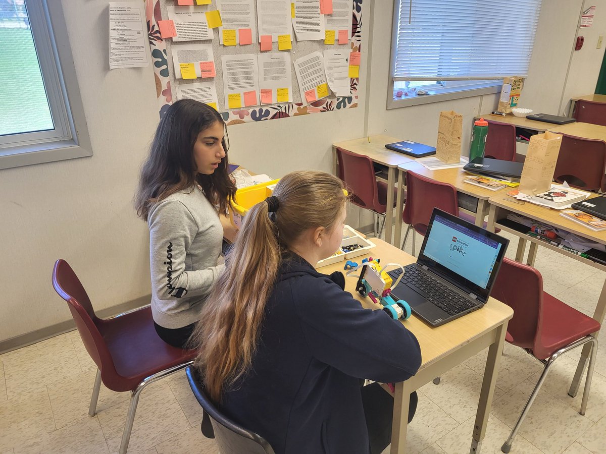 MmeMarieAndree's tweet photo. Les élèves de 8e explorent les trousses éducatives @LEGO_Group lors du Club de robotique @ESCNotreDame.  Il y en a qui suivent un exemple, et d'autres font leur propre programmation. 🤖 https://t.co/Go6rJ47re9