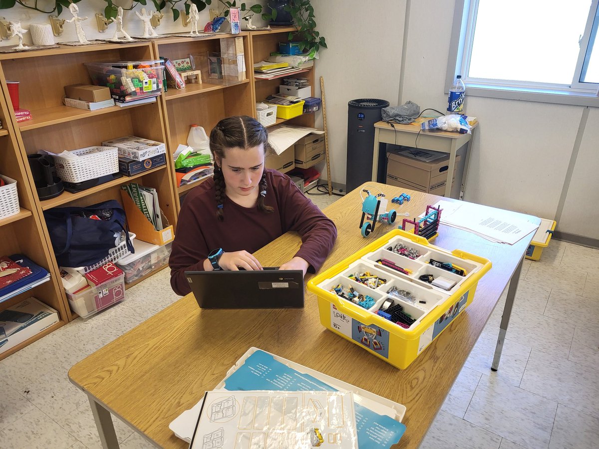 MmeMarieAndree's tweet photo. Les élèves de 8e explorent les trousses éducatives @LEGO_Group lors du Club de robotique @ESCNotreDame.  Il y en a qui suivent un exemple, et d'autres font leur propre programmation. 🤖 https://t.co/Go6rJ47re9
