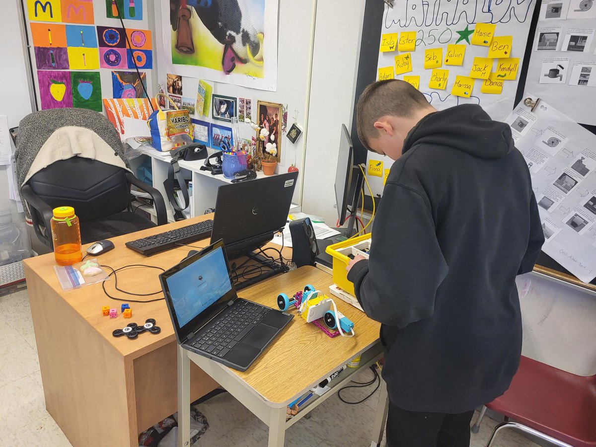 MmeMarieAndree's tweet photo. Les élèves de 8e explorent les trousses éducatives @LEGO_Group lors du Club de robotique @ESCNotreDame.  Il y en a qui suivent un exemple, et d'autres font leur propre programmation. 🤖 https://t.co/Go6rJ47re9