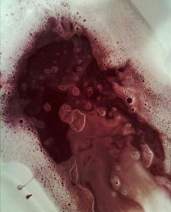 У меня какие то две точки на животе, кровь идет... 

Я умру?...