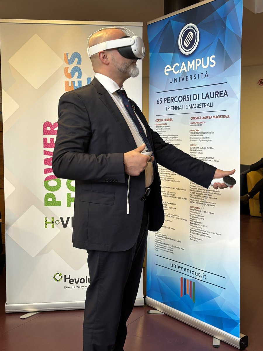Had a fantastic experience immersing in virtual reality with @HevolusInn during #G7Italy's #PlanetWeek! The metaverse is closer than ever. Thanks for the opportunity, @uni_ecampus