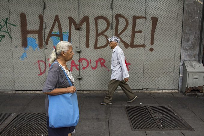 Con el salario mínimo, de 130 Bs al mes, no alcanza para comprar ni un kilo de queso, tampoco un kilo de leche en polvo y, sin gastar en nada más, puede que alcance para poco más de medio cartón de huevos.  El Estado no garantiza el #DerechoALaAlimentación.

#MonitorDescaVe