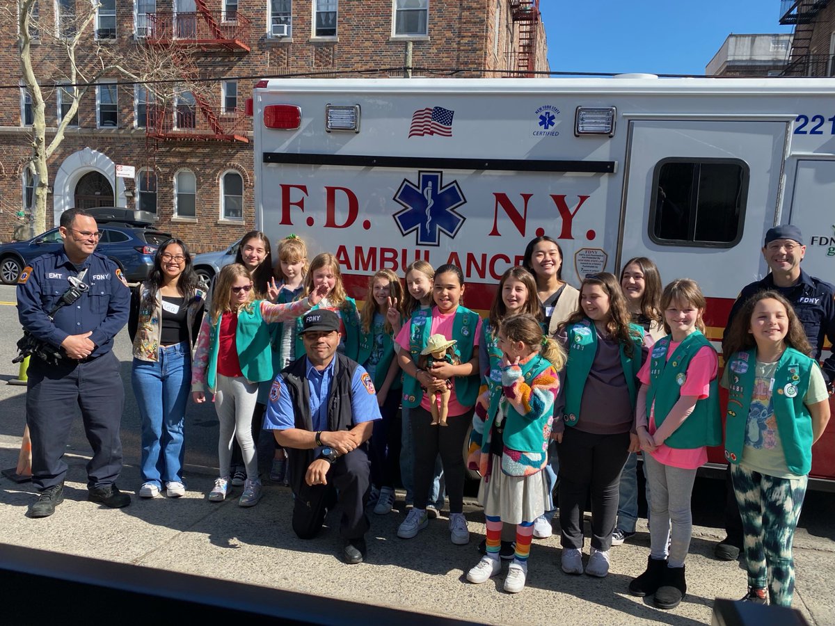 Shout out to the Ambassadors from Troop 4557 for having a big sister day with the Juniors of Troop 4481! 💚 Together, they earned their Juniors First Aid badge, crafted first aid kits, and got a visit from Astoria’s Station 49 First Responders 👨‍🚒 Keep soaring, Girl Scouts!