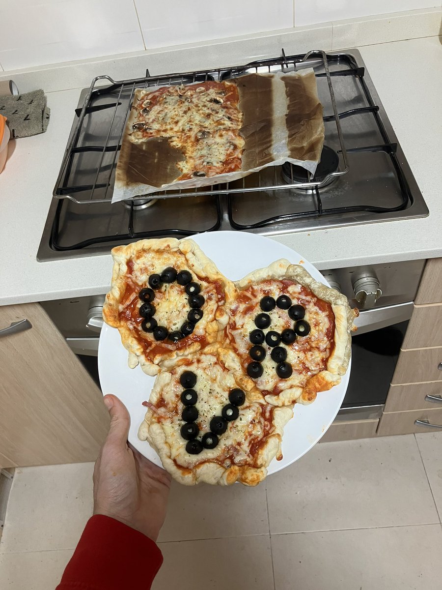 hellomrtuga's tweet photo. Last night magic happened in my kitchen
Mi pizza got hexadized and so was I 

@OVRtheReality $OVR $OVRParticipate https://t.co/T7RZEbOy0S