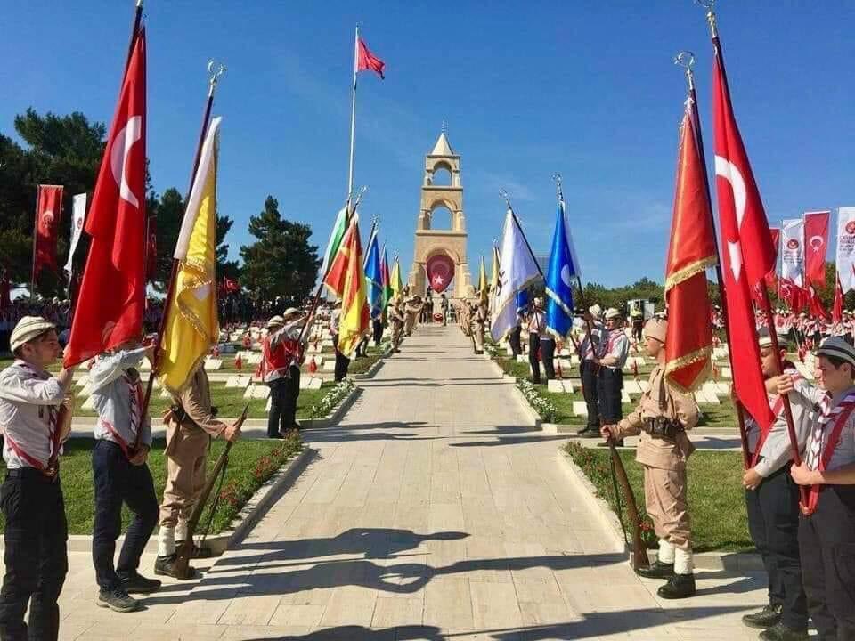 Kemal Yeri’ne, Conkbayırı’na, Anafartalar’a, Seddülbahir’e ve doğan şafağa imanları ile zafer söylemiş, bağrından #MustafaKemal gibi bir önderi çıkarmış #TürkSilahlıKuvvetleri’ne #ÇanakkaleKaraSavaşları’nın başladığı bugünde bin selam olsun...