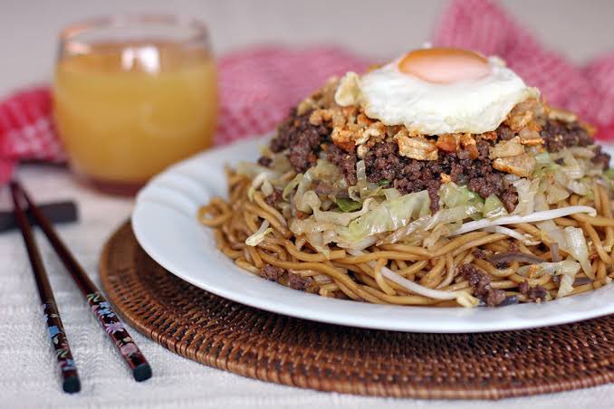 #ALAMAT HANDA ‘RAP! Ang midnight snack natin ngayon ay Pancit Batil Patong galing Tuguegarao, Cagayan. Made out of pansit miki, minced carabao meat, vegetables topped with egg and chicharon.  Batil is to “beat the egg” and Patong is to “placed on top.” #AlamMoBaMagiliw