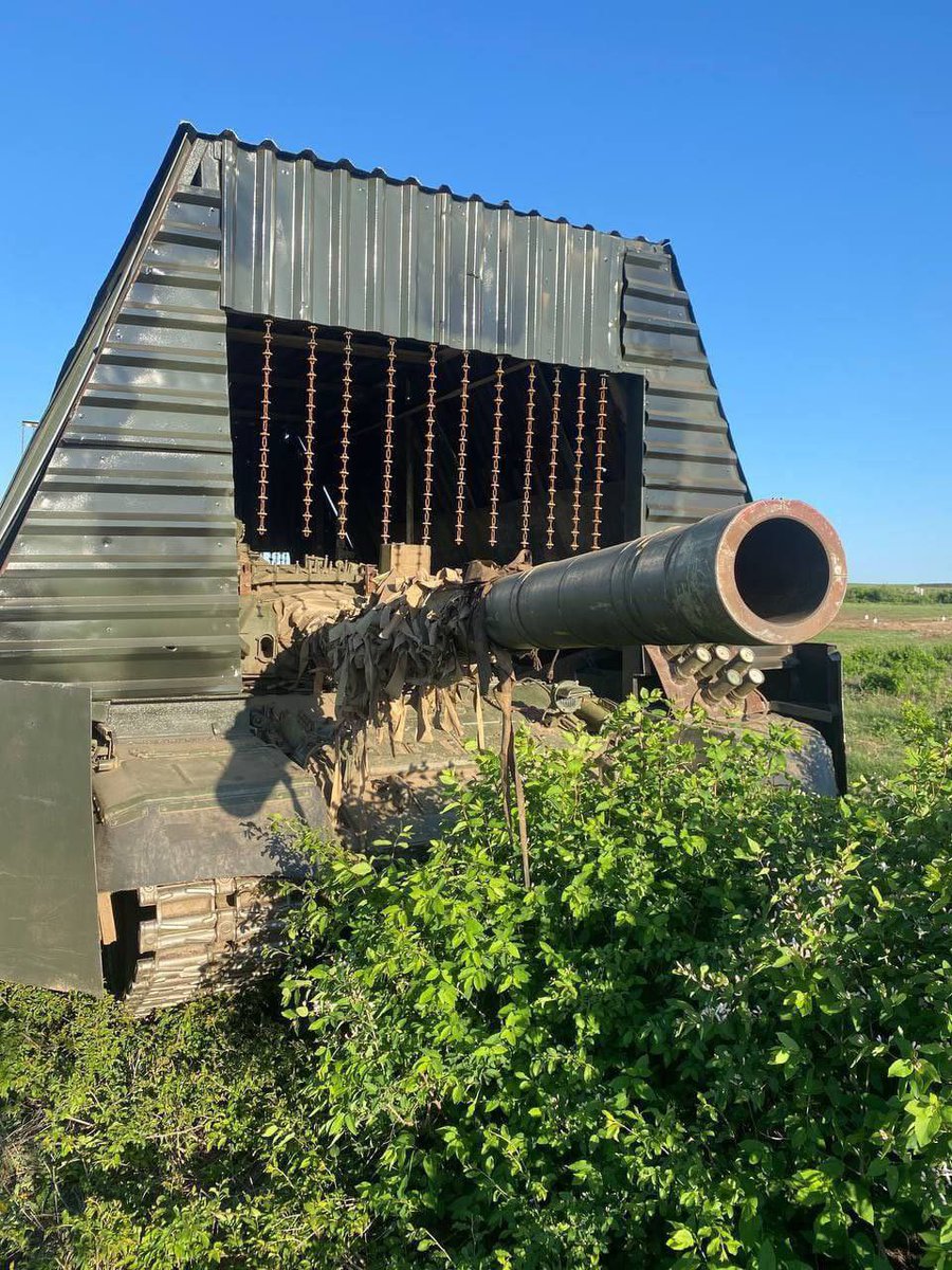 🇺🇸 Let’s spend billions of dollars to solve the issue with drones. 🇷🇺 Ivan, put a house on the tank, LMAO