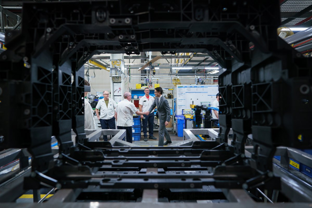 Honda fait son plus grand investissement en Amérique du Nord. Ici même à Alliston, en Ontario. Des batteries aux châssis, elle établit la première chaîne d’approvisionnement des VE complète du Canada. Plus de mille nouveaux emplois — et plus pour les prochaines générations.
