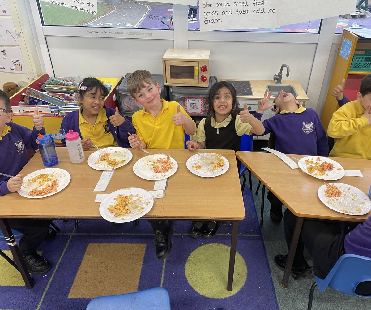This week in RE we have been learning about Shabbat, the Jewish day of rest. We had a family style meal with our friends 🍽️@MissMcNamaraLHS @MissChaudryLHS @LHS_Watford