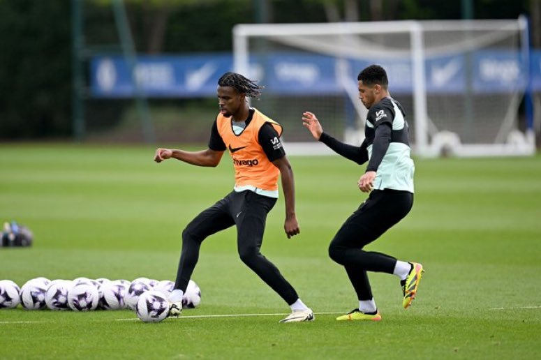 Chukwuemeka 🏴󠁧󠁢󠁥󠁮󠁧󠁿 and Levi Colwill 🏴󠁧󠁢󠁥󠁮󠁧󠁿 at training today ✨🔵