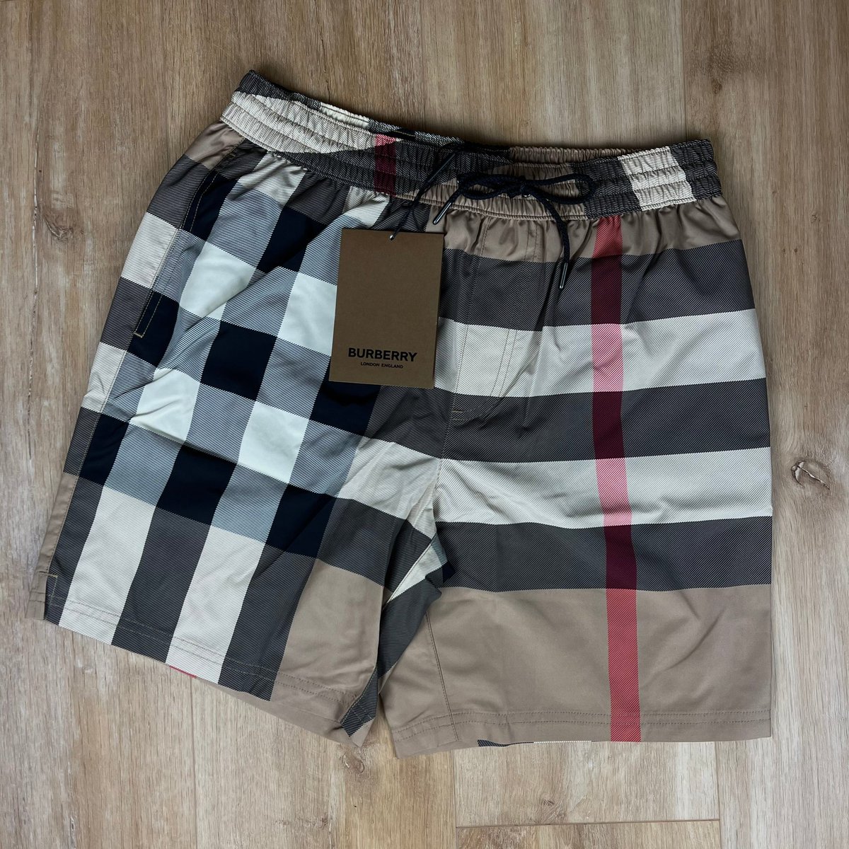 Last chance! 20% off Burberry swim shorts. Includes free next day delivery ✅ BUY 👉🏼 label-menswear.com/products/burbe…